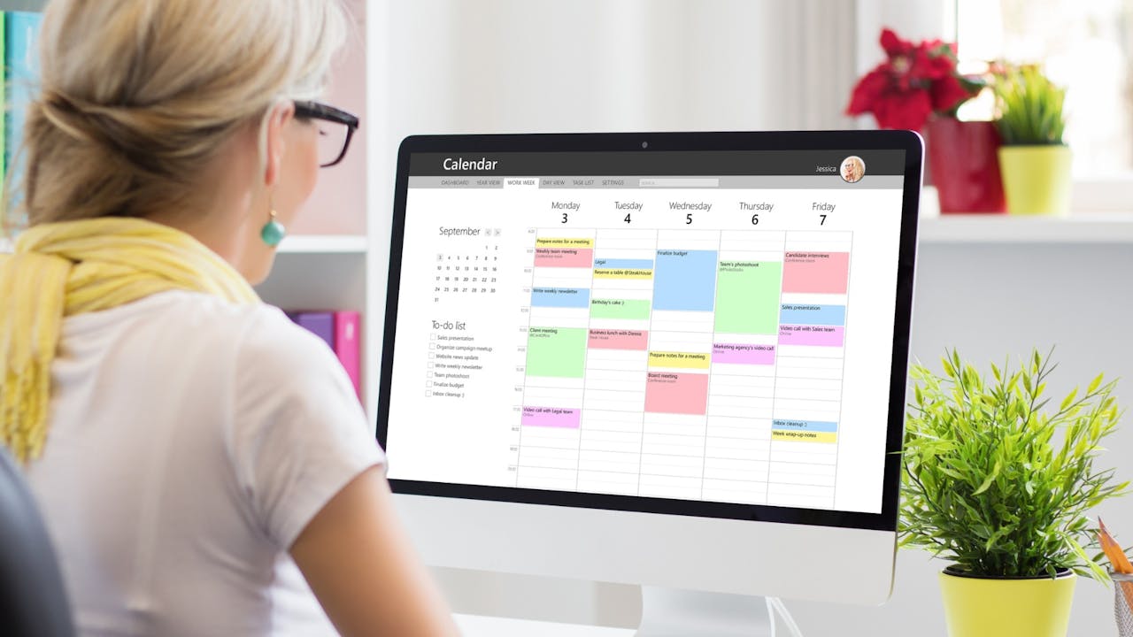 How to Schedule a Meeting in Outlook and Gmail (+Templates)